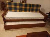 Sofá cama em madeira