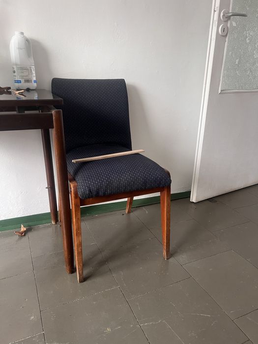 Stare krzesło drewniane