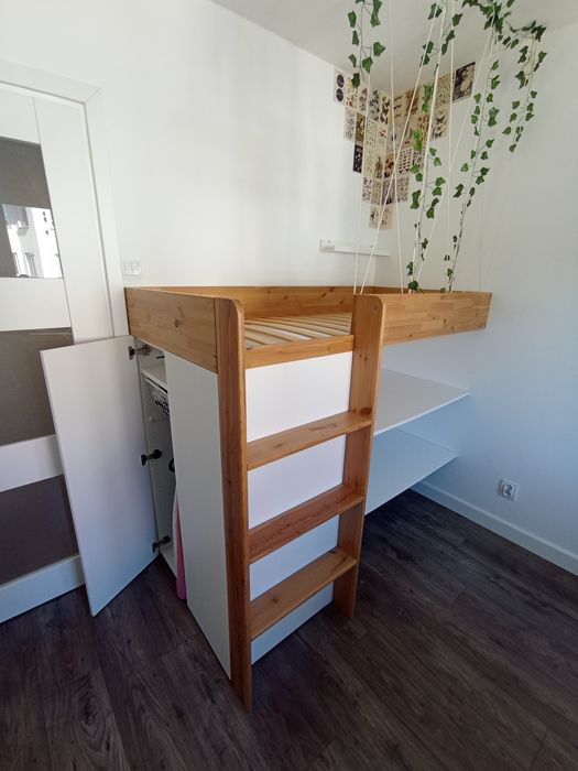 Łóżko na antresoli z szafą na ubrania i półkami