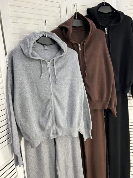 Жіночий вʼязаний костюм