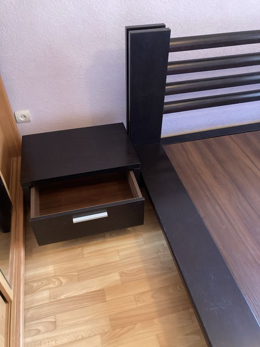 Кровать двоспальна з натуральноі деревени з тумбочками