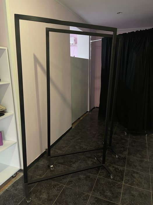 Металева стійка для одягу