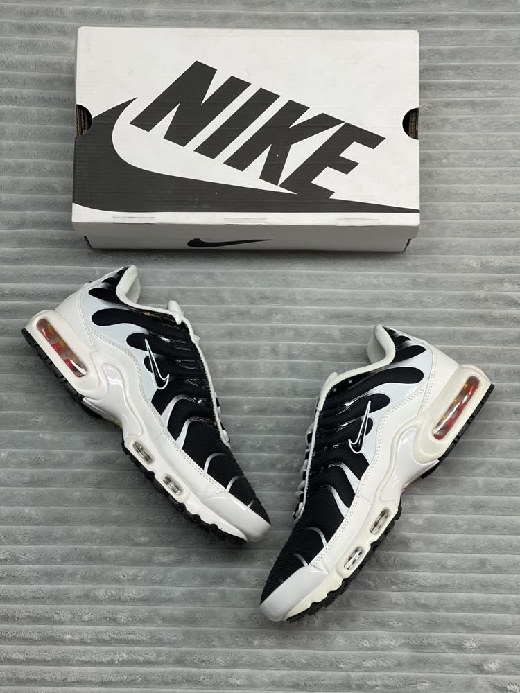 Nike TN Pretos e Brancos