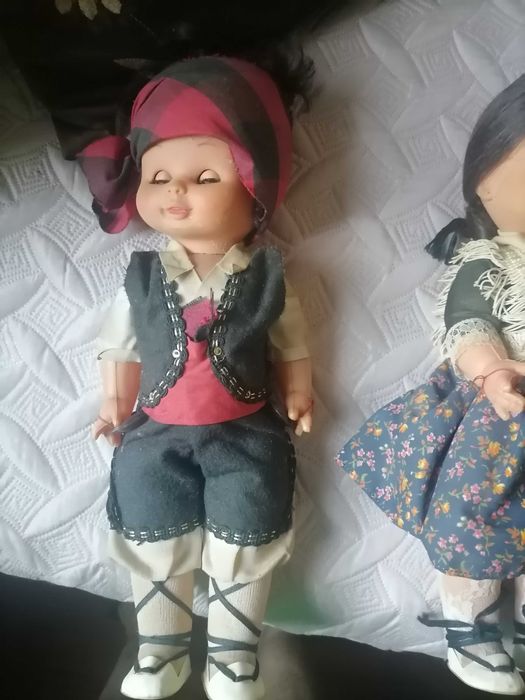 Casal de bonecos vestidos com trajes espanhóis