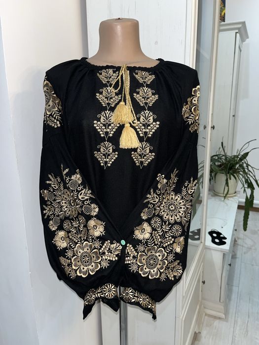 Великий розпродаж платтів і вишиванок