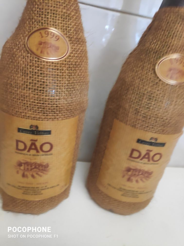 Duas garrafas antigas