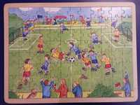 Drewniane puzzle Goki "Mecz piłkarski" futbol 96 części