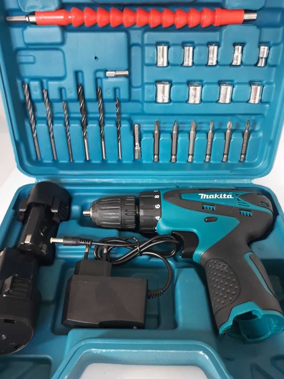 Шуруповёрт Makita DF330DWE  12V аккумуляторов 2шт  набор бит и сверл