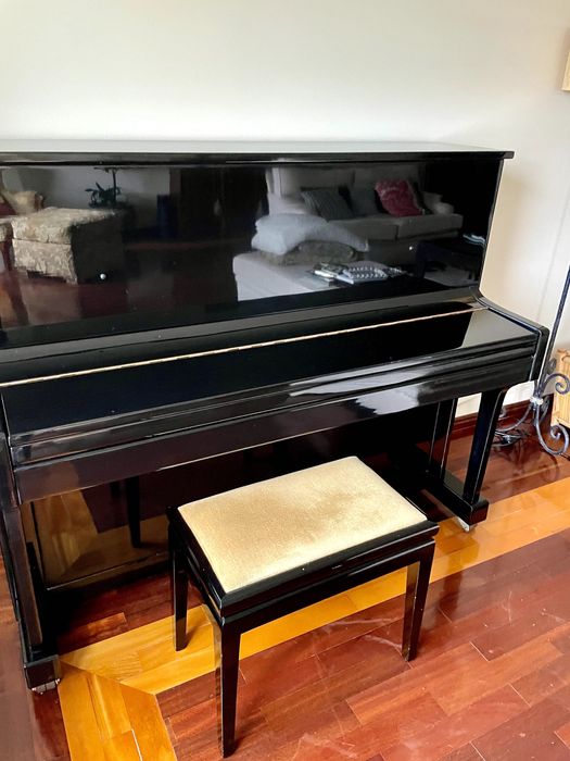 Piano vertical Kinsgburg