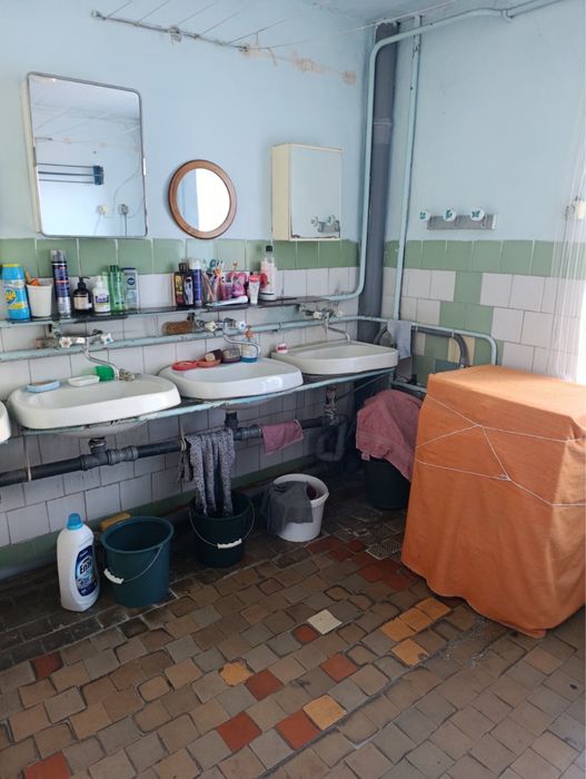 Здам кімнату в гуртожитку, Інститутська