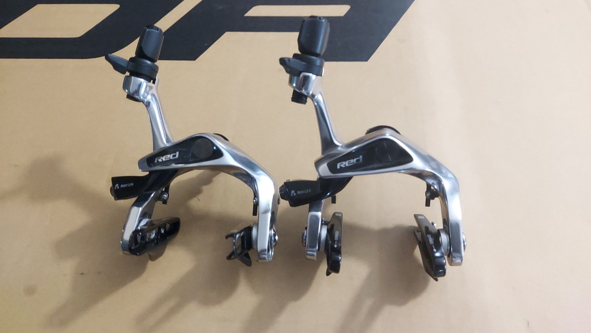 Travões Sram Red e Shimano Ultegra R8000