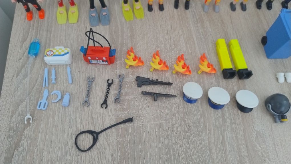 Zestaw Playmobil - różne elementy.