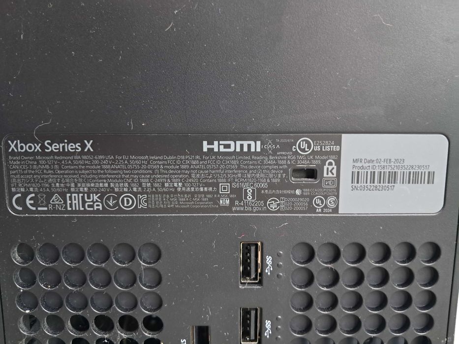 Konsola do gier XBOX SERIES X z dwoma grami