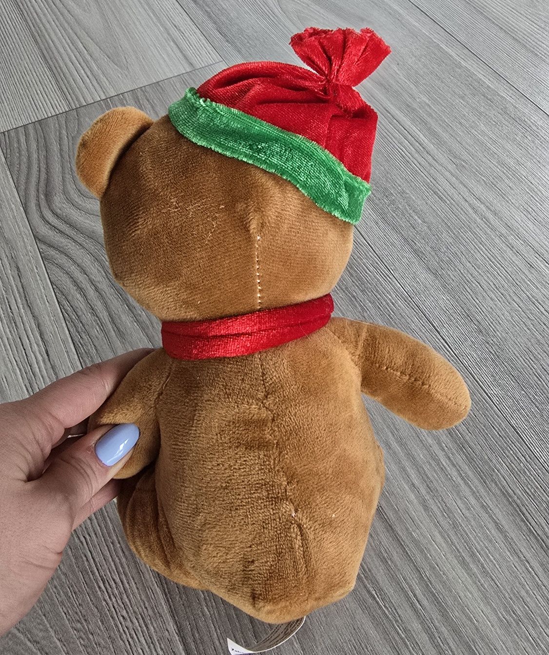 Pluszowy miś na Święta Bożego Narodzenia