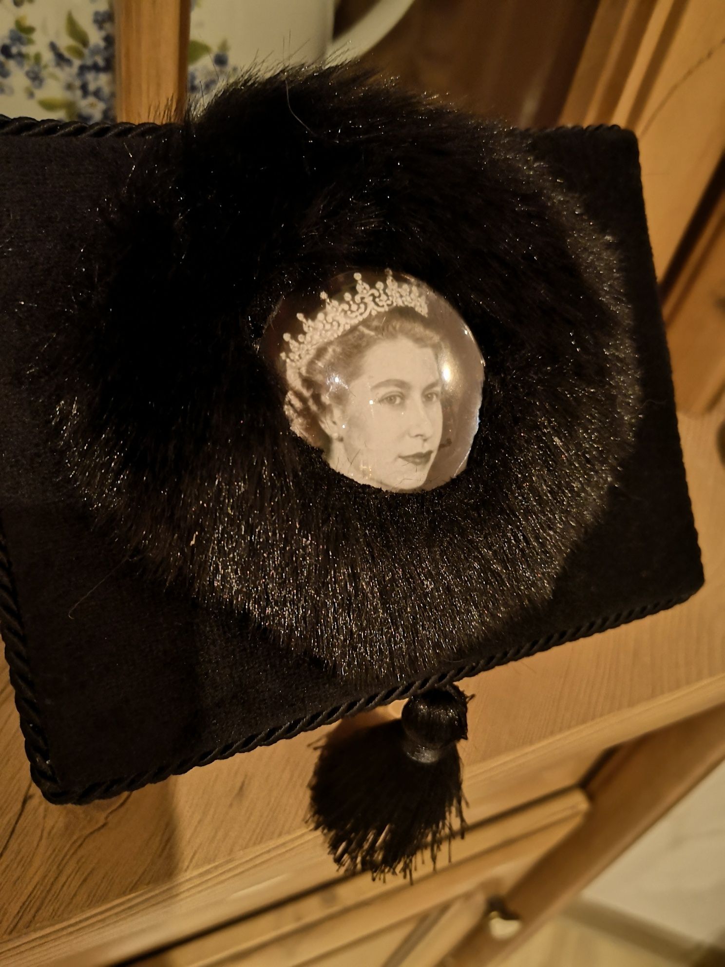 Szkatułka na biżuterię. Królowa Elżbieta II. Aksamit.