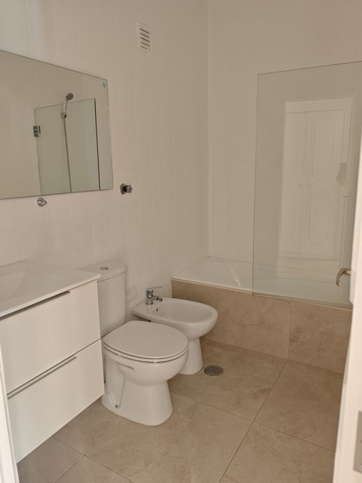 Apartamento com grande terraço junto a transportes públicos