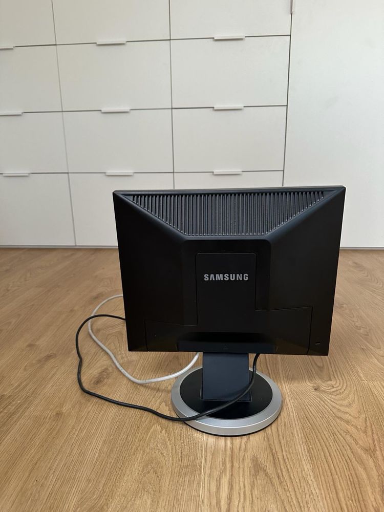 Monitory - Dell 19” i Samsung 17”