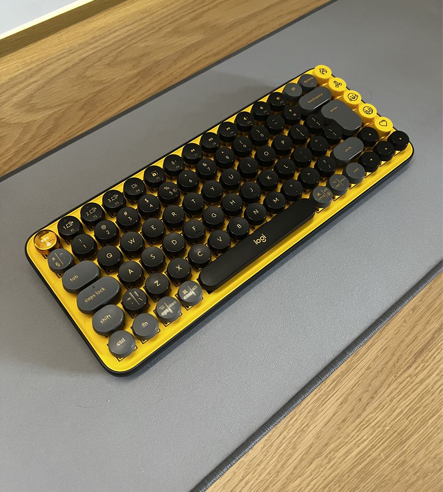 Logi keypops w dorbym stanie + keycaps + etui