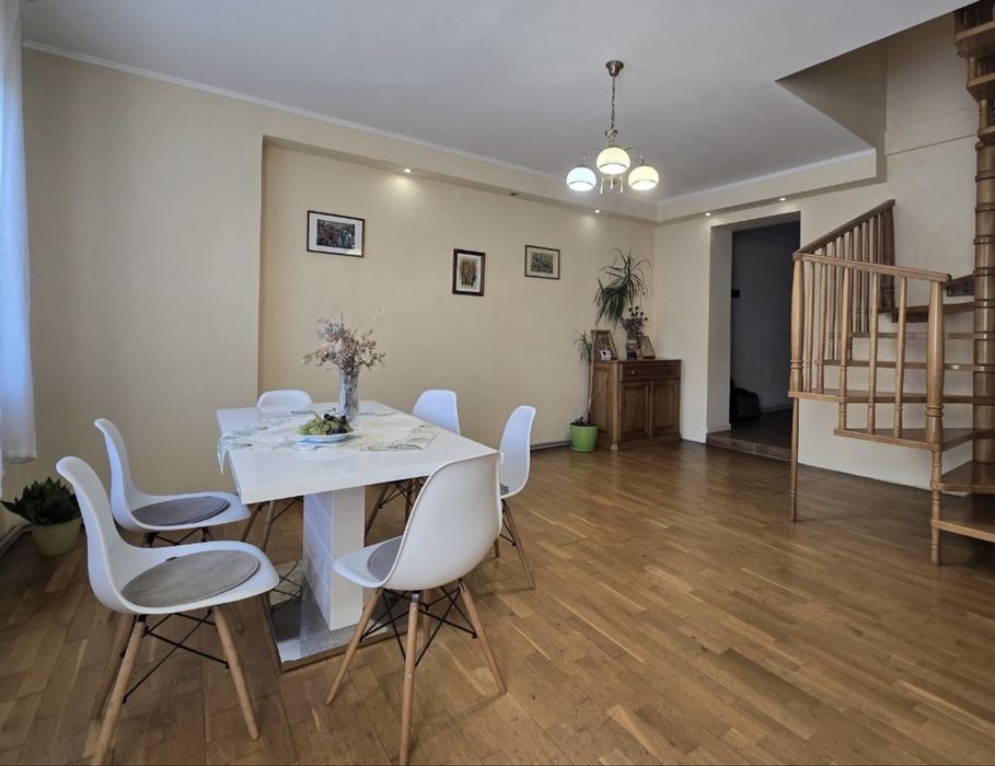 Напівособняк із загальним двориком