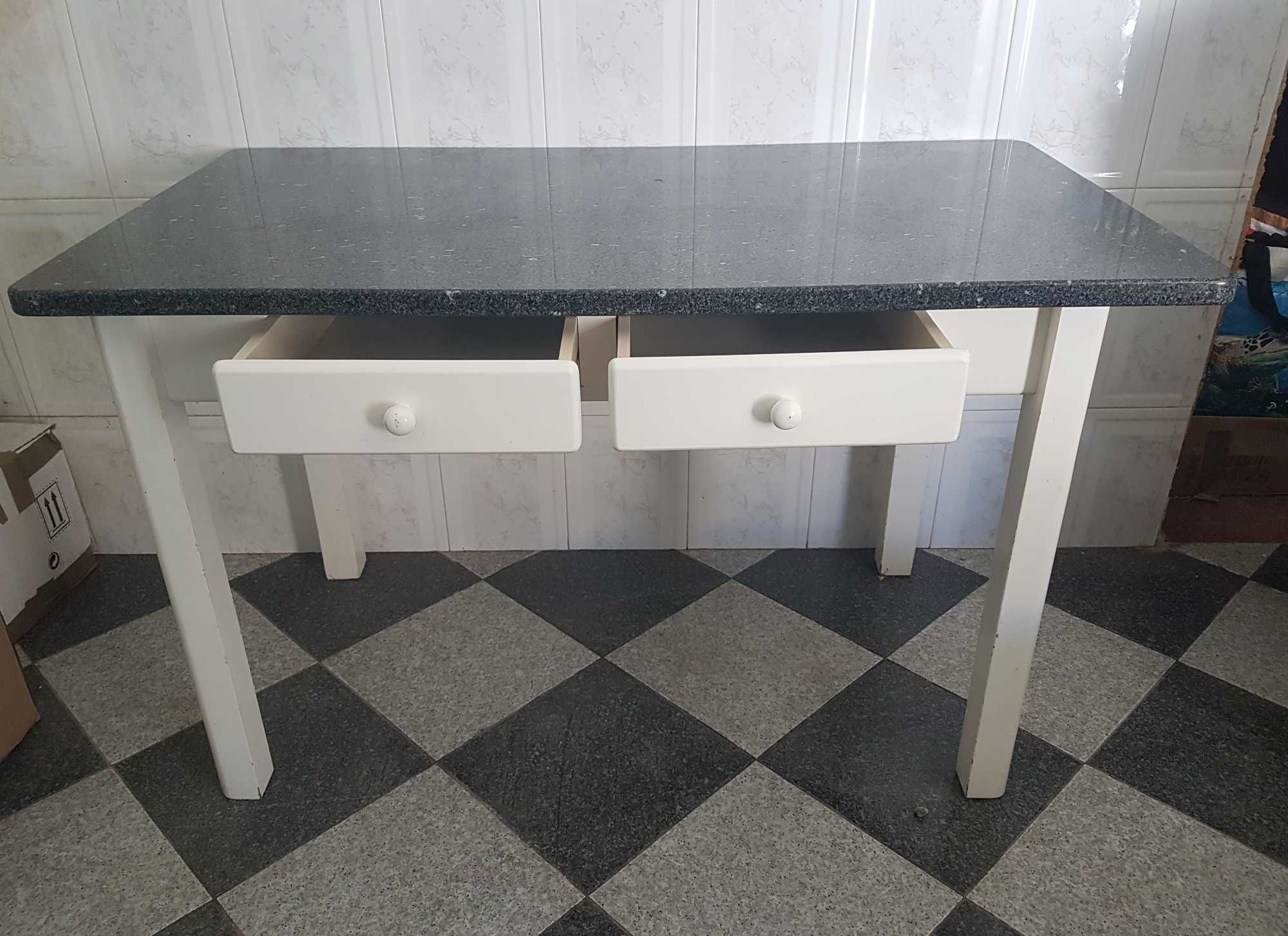 Mesa lacada com pedra granito