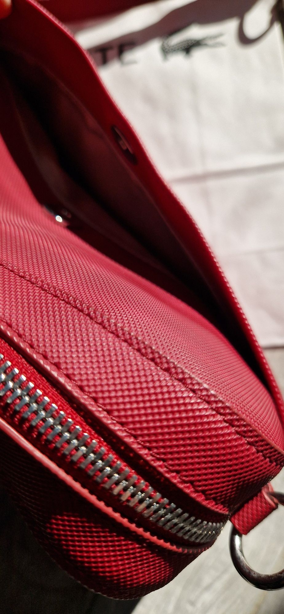 Ubrana 1 raz Piękna torebka Lacoste Square Crossover Bag bordowy