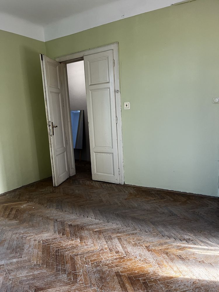 Продам 2-х кім старий фонд
