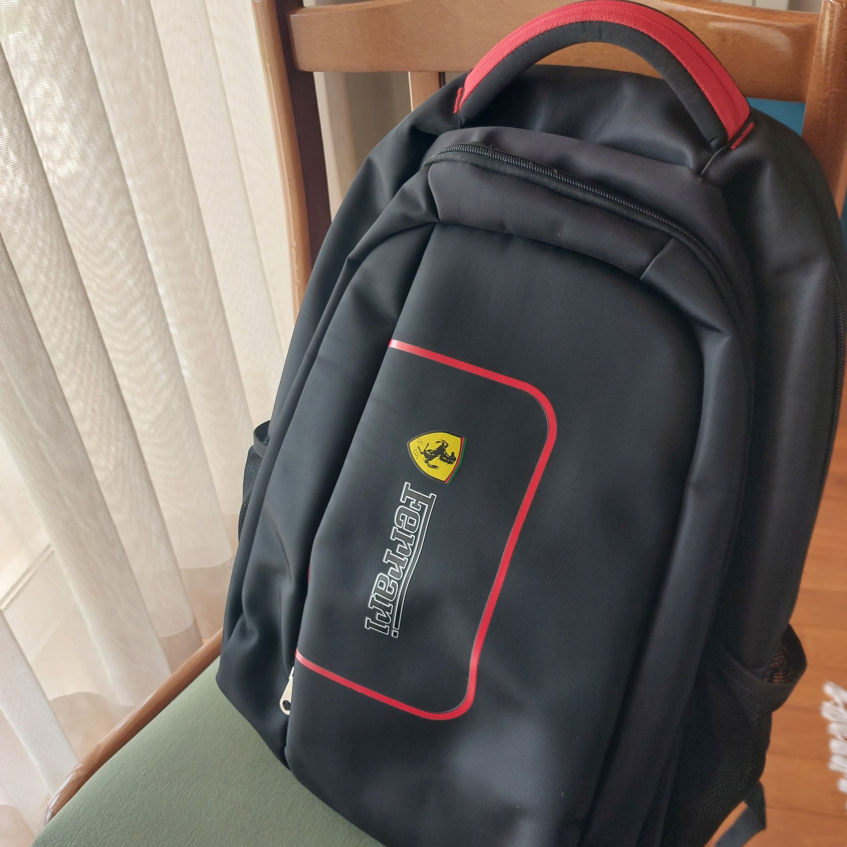 Mochila de boa qualidade, grande e com muitos compartimentos.