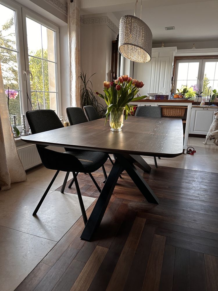 Stół drewniany z krzesłami design