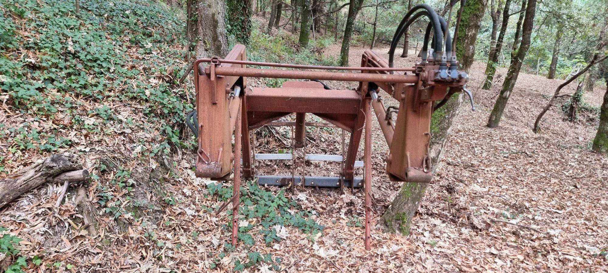 Vendo Equip de carga frontal p/ Trator New Holland