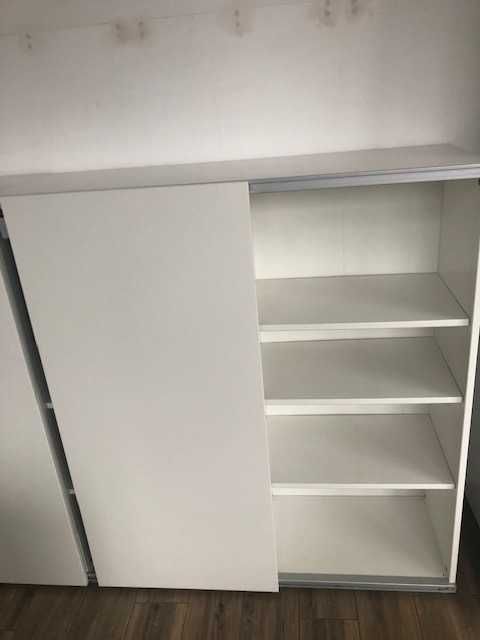 Niski regał z przesuwanymi drzwiczkami Ikea Besta