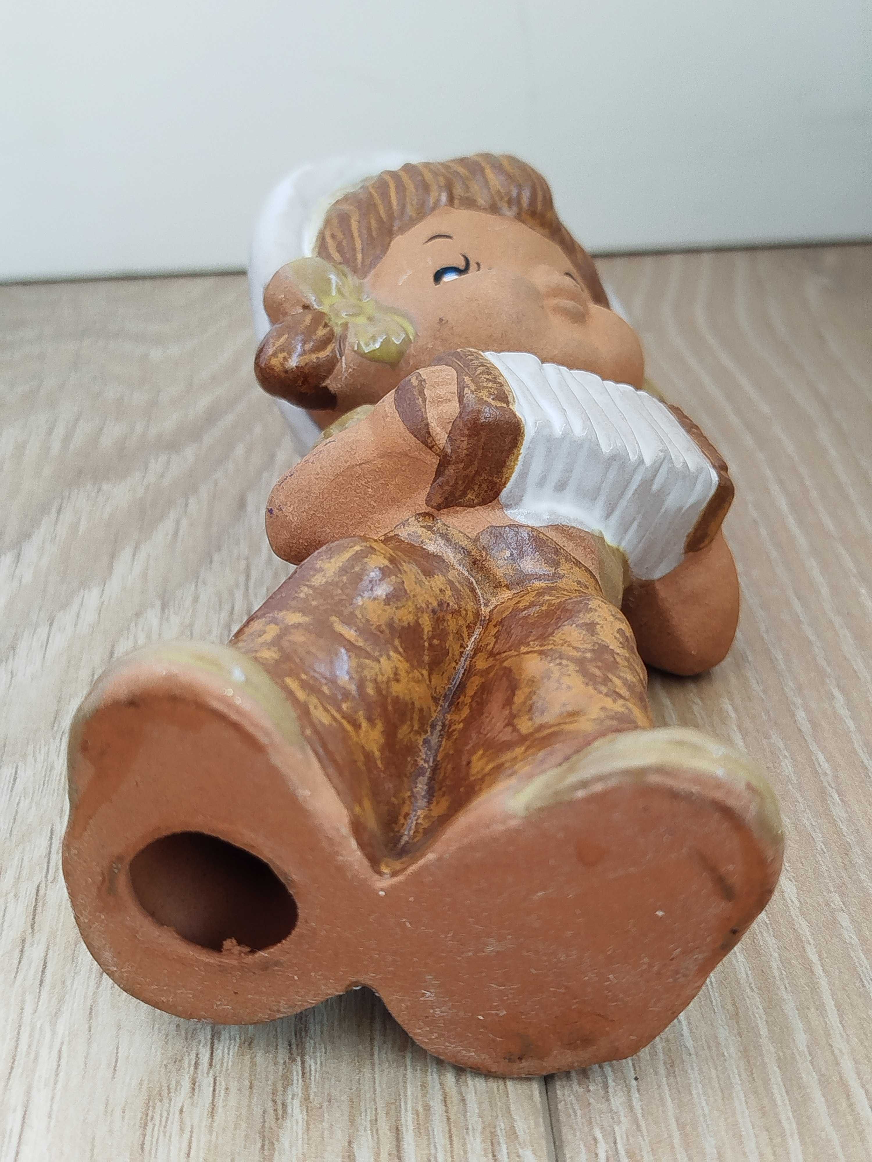 dziewczyna z akordeonem figurka ceramiczna