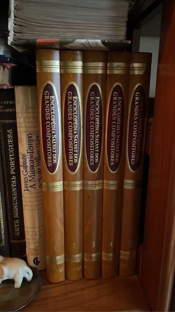 Varias enciclopedias e colecoes de cultura