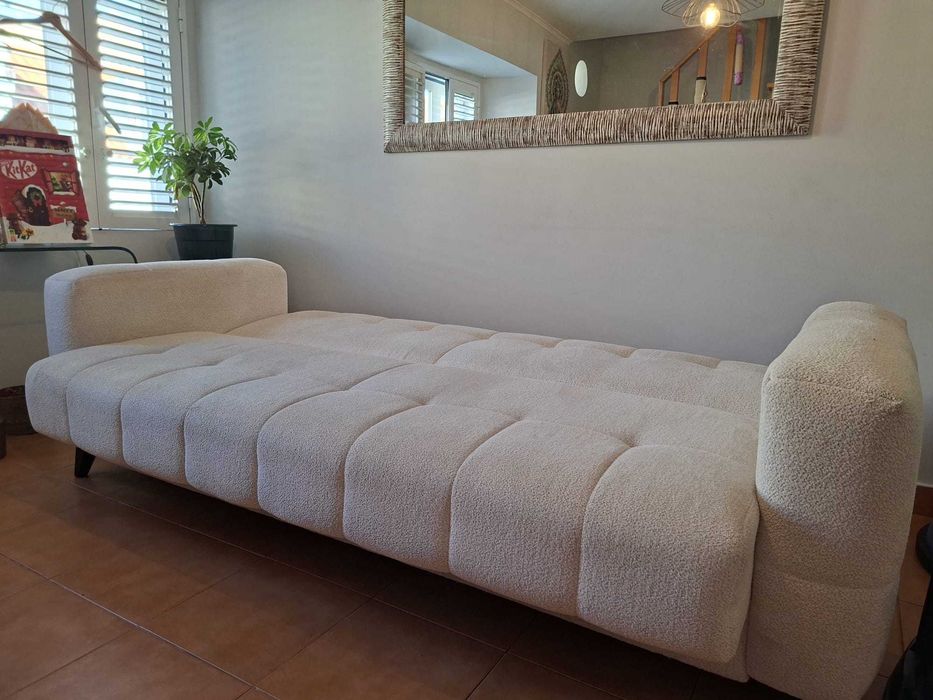 Sofá-cama 3 lugares com arrumação – quase novo