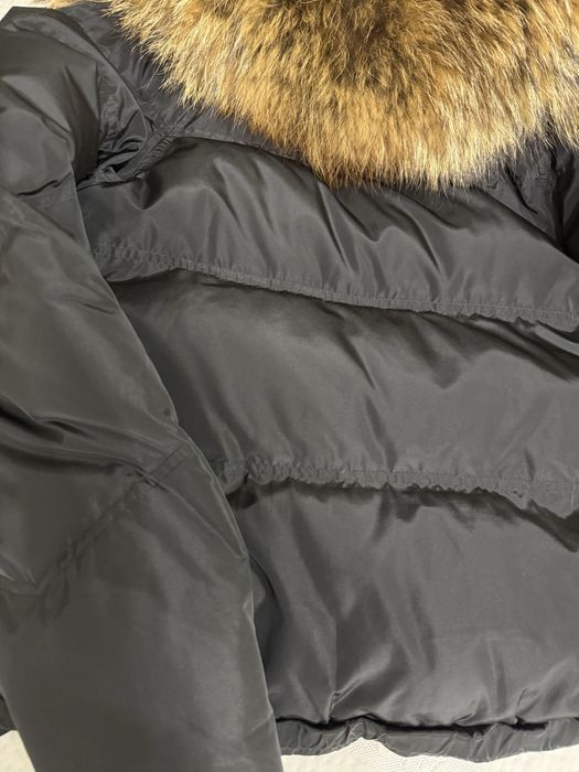 Куртка зимняя продам черная натуральный мех енот