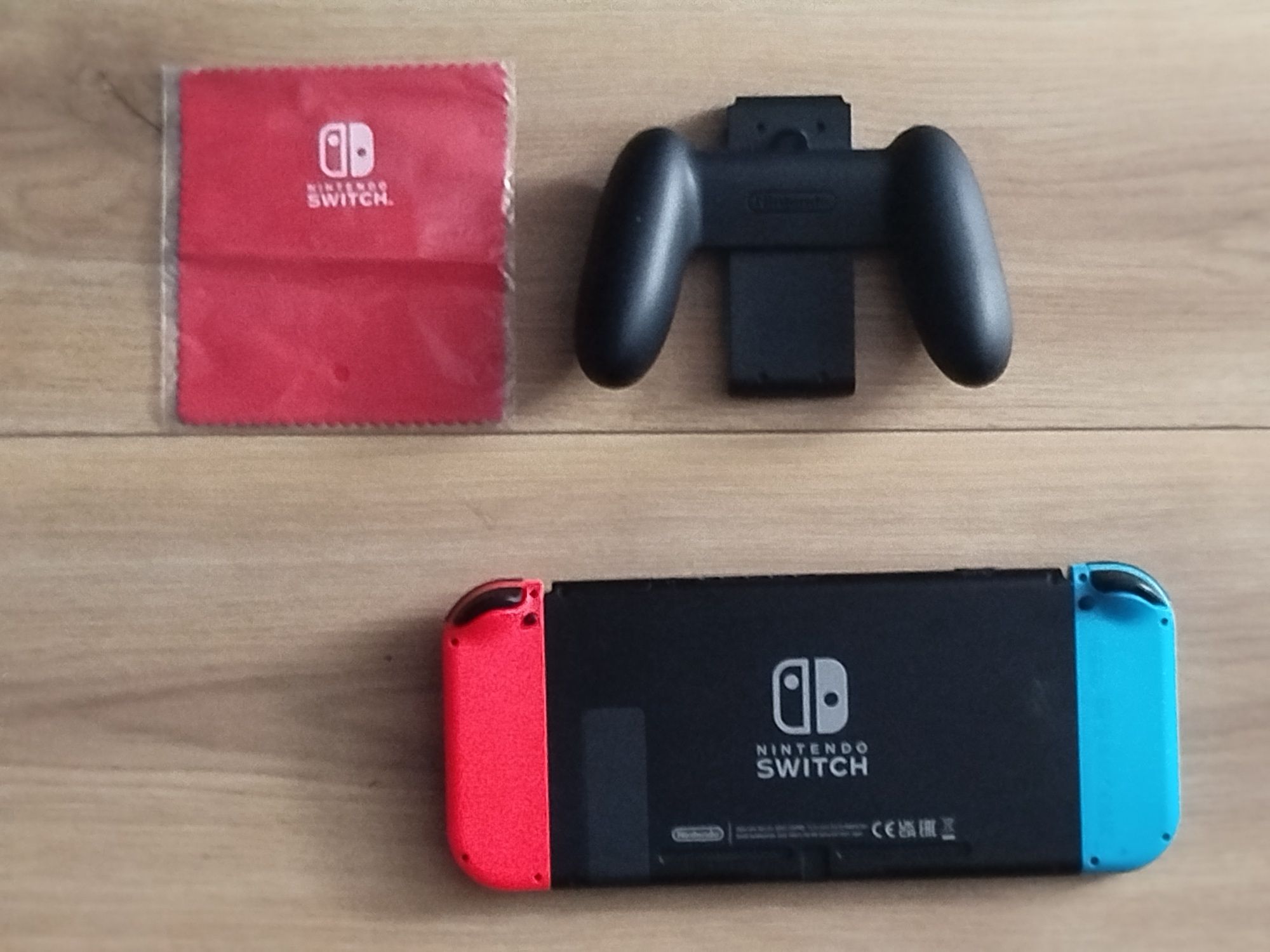 Konsola Nitendo Switch HAC-001(-01)+Kontroler Switch Czerwono-niebiesk