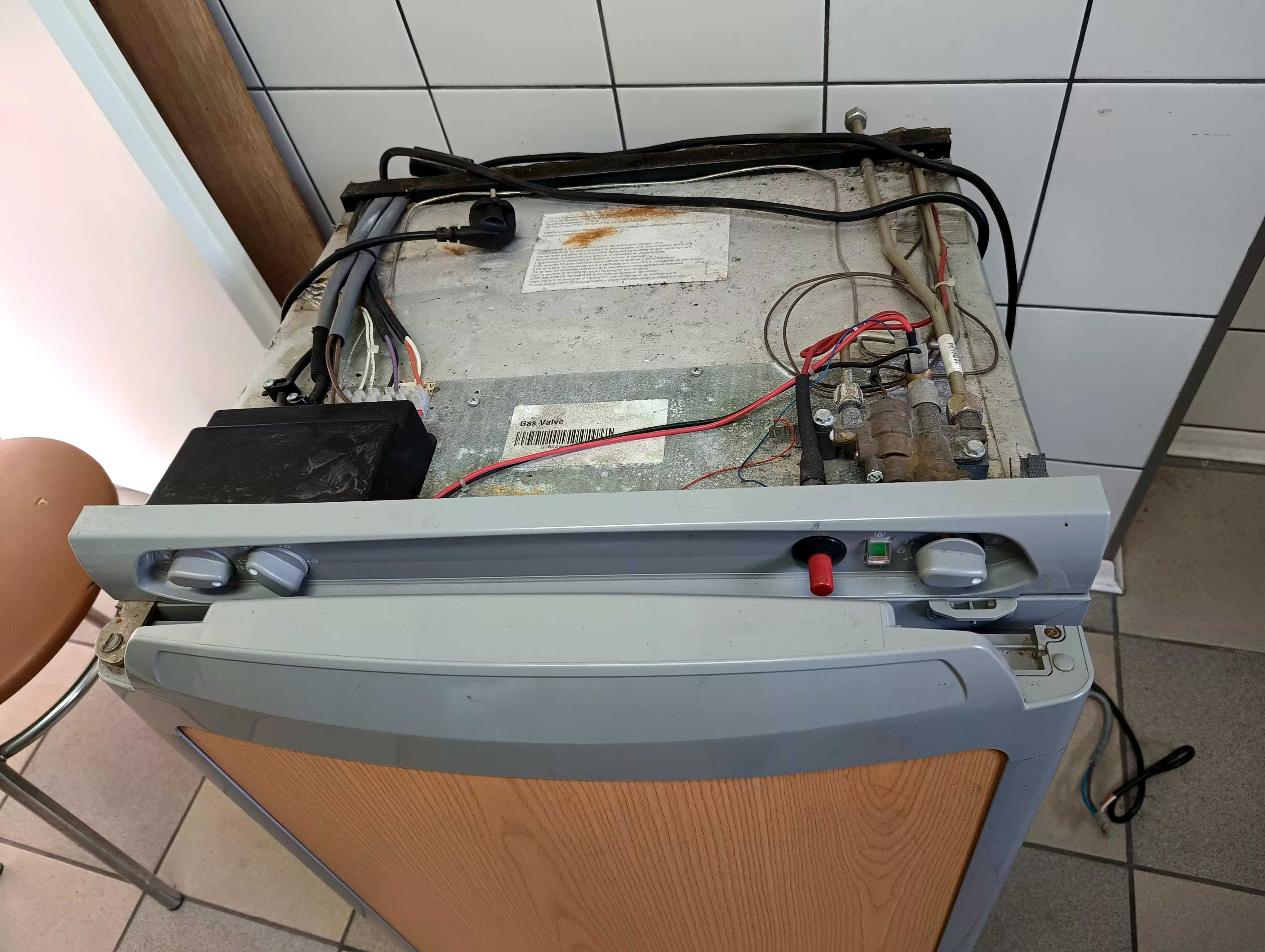 lodówka turystyczna przyczepy kampera 230V 12V gaz Thetford Elektrolux