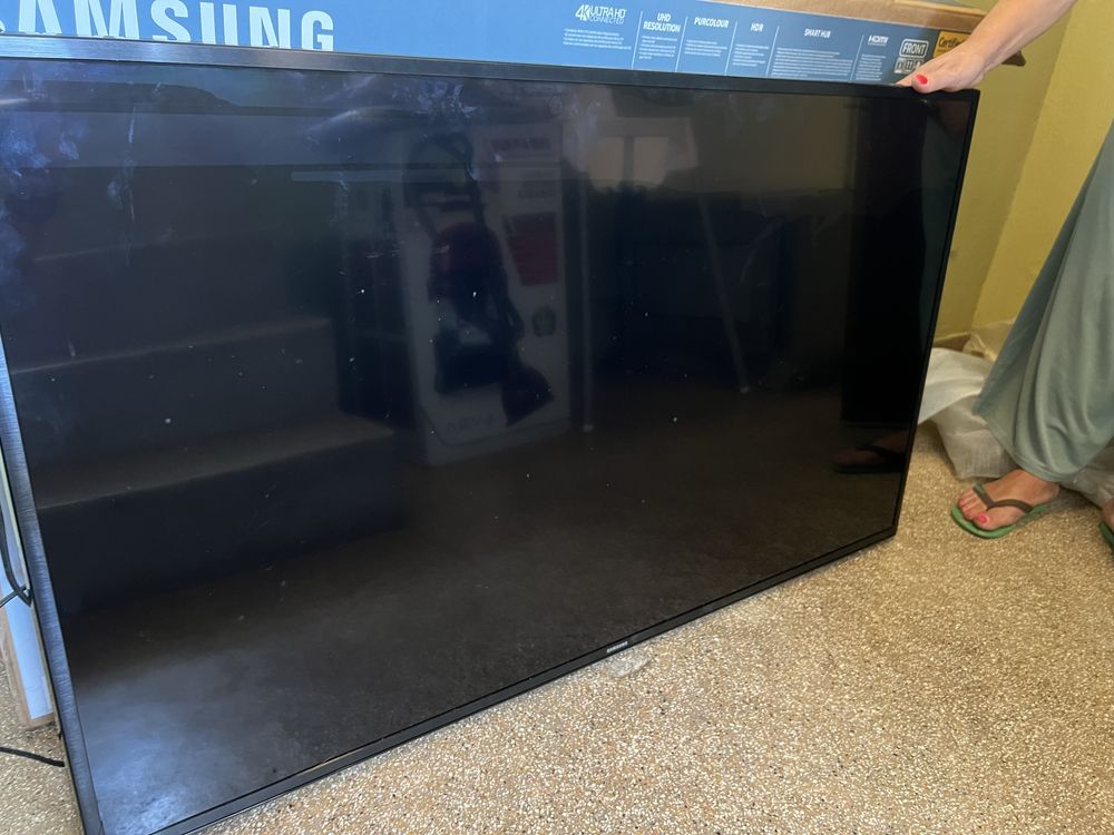 Televisao UHD 49 pulgadas com imagem danificada.