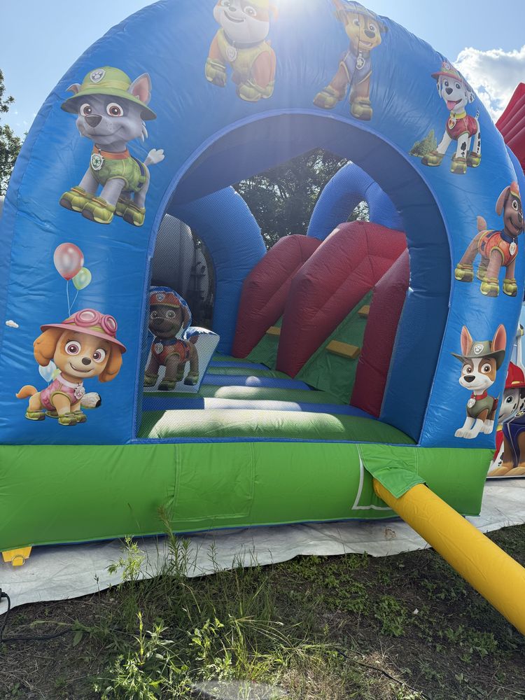 Dmuchana zjeżdżalnia na wynajem – hit każdej imprezy! Dmuchaniec