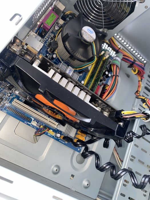 игровой рабочий пк из 2000х :)