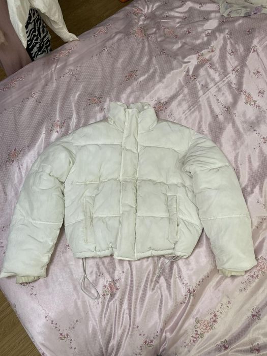 Пуховик біло-молочний бренд  Zara