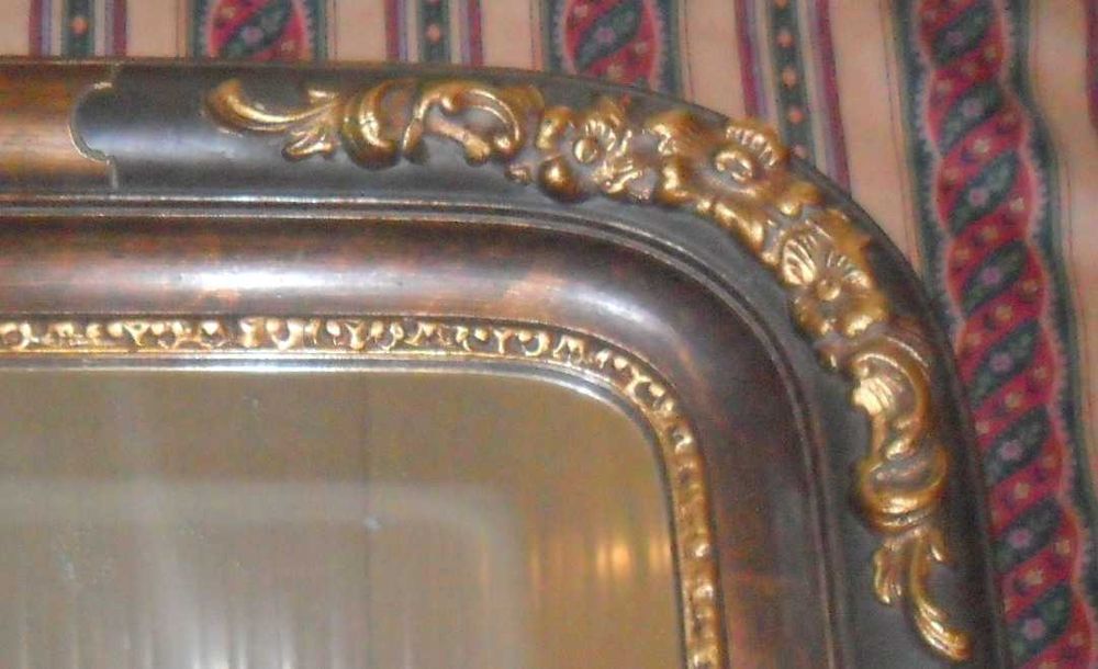 Espelho grande com moldura em relevo