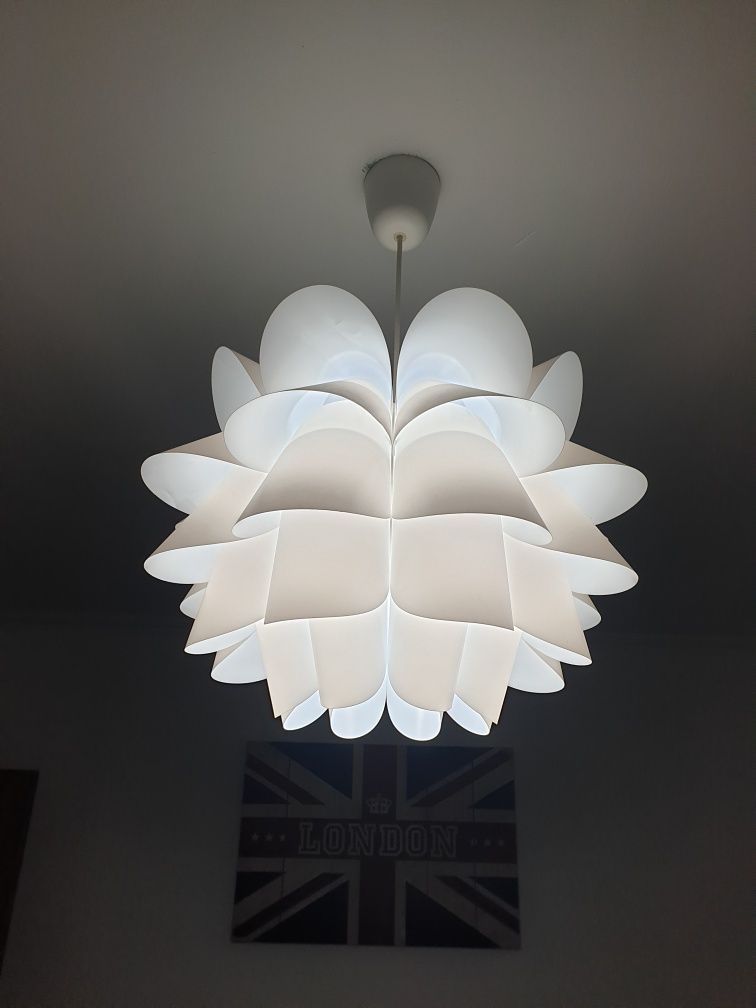 Candeiro Branco estilo flor com oferta da lâmpada
