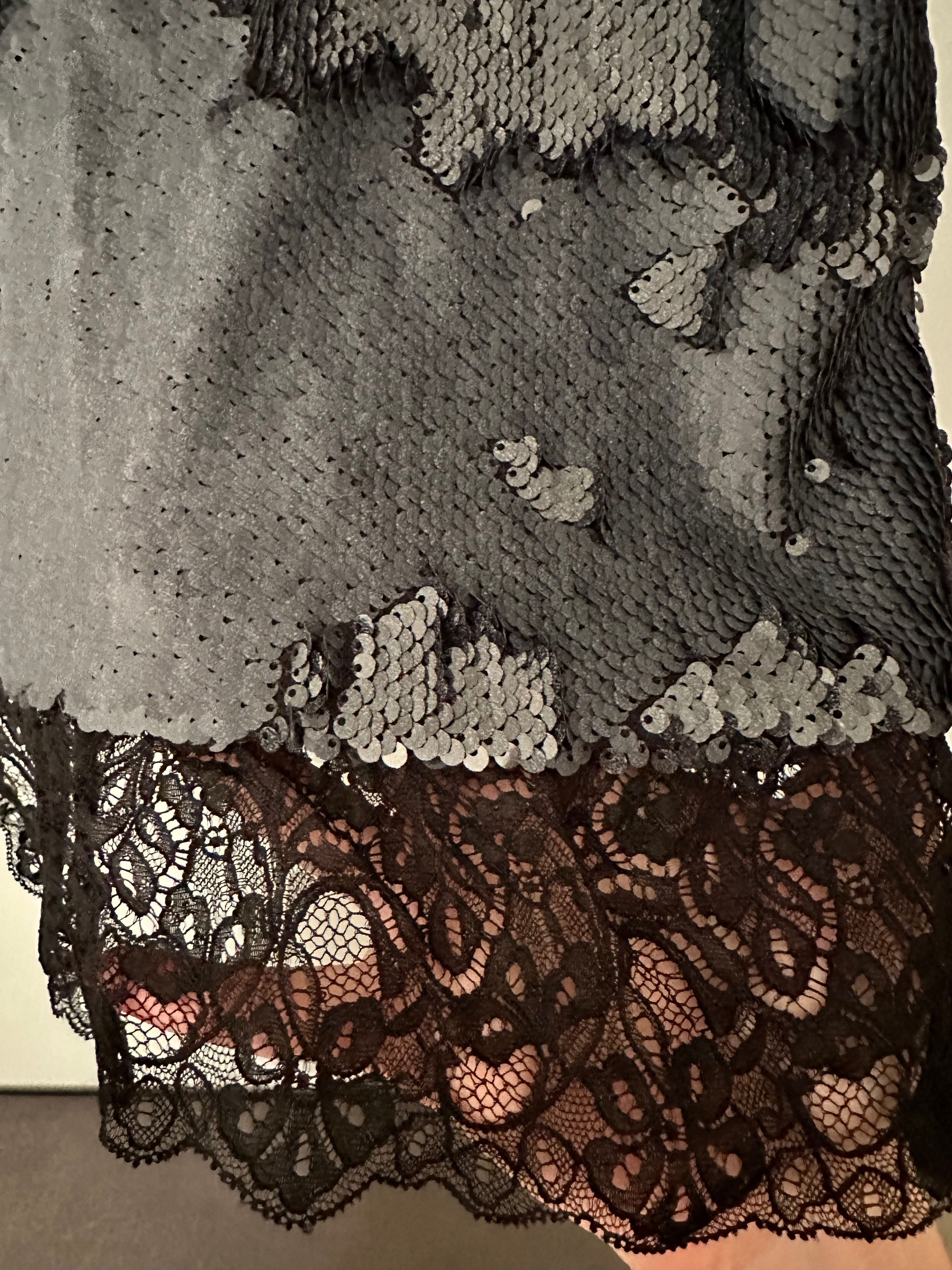 Bardzo ładna sukienka koktajlowa Bizuu z cekinami