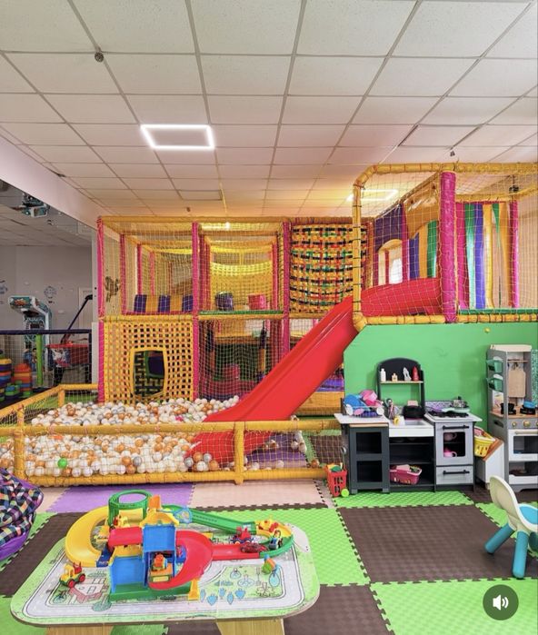 ТЕРМІНОВО Продам  діючу  дитячу кімнату-ресторан