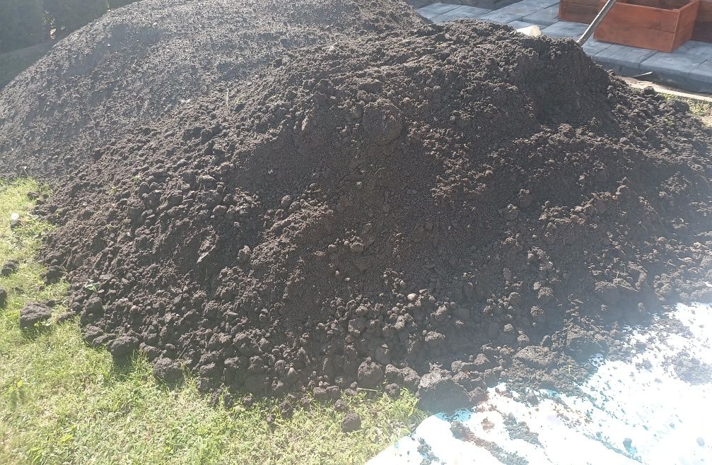 Żwir (pulpa piasek kruszywo czarnoziem )