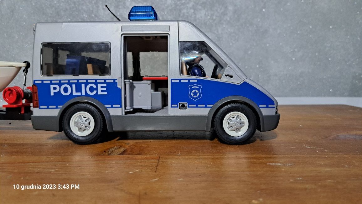 Radiowóz z łódką playmobil