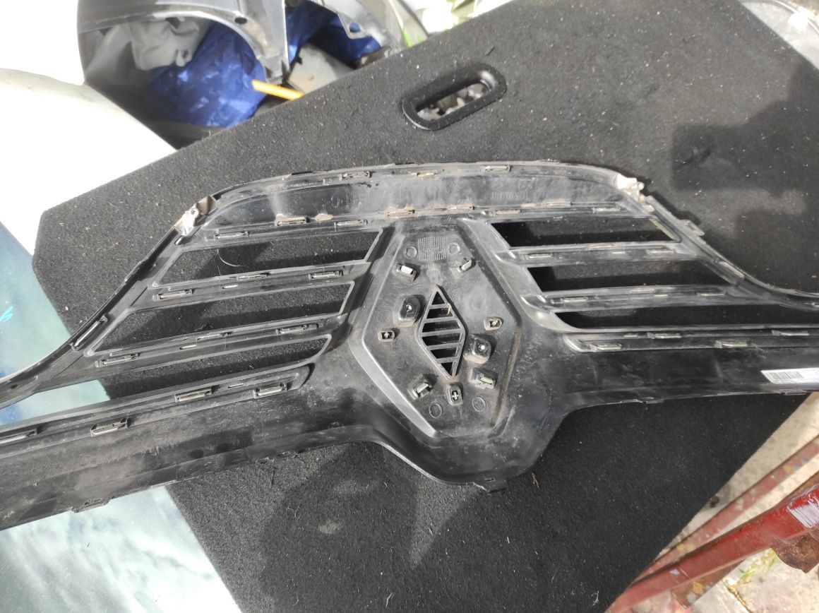 Sprzedam do reanult Megane IV grill stan jak na zdjęciu