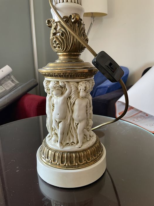 DUŻA mosiężna lampa z postaciami w korowodzie