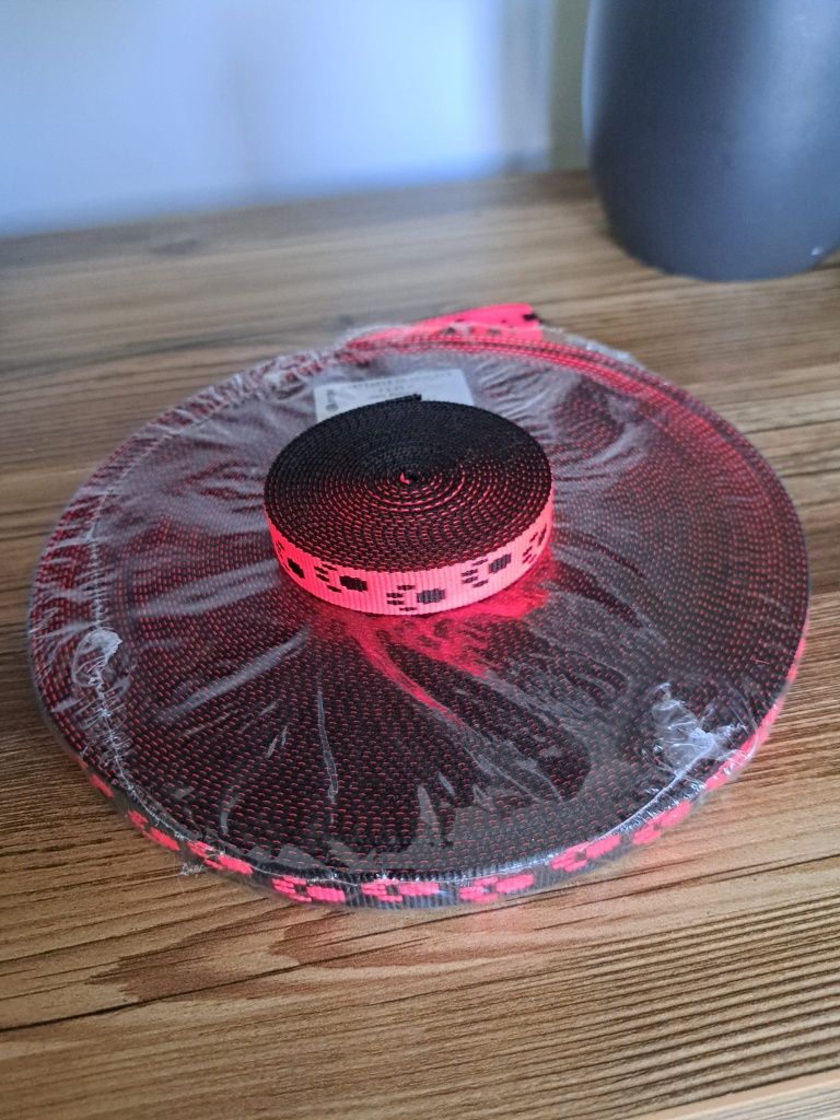 Taśmy nośne łapki obroże smycze torebki paski