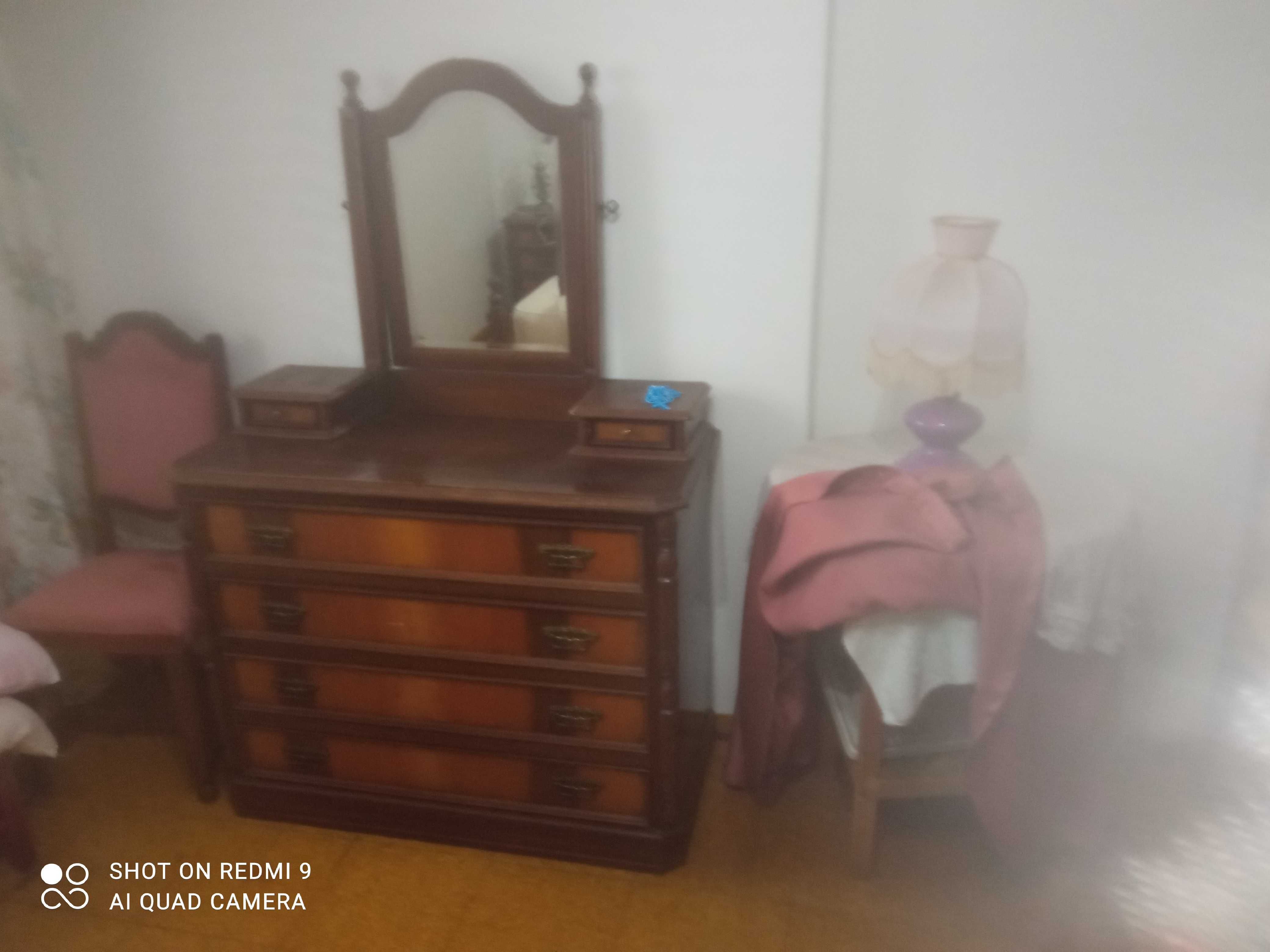 Mobília de quarto,cama cómoda roupeiro mesinhas de cabeceira,cadeira